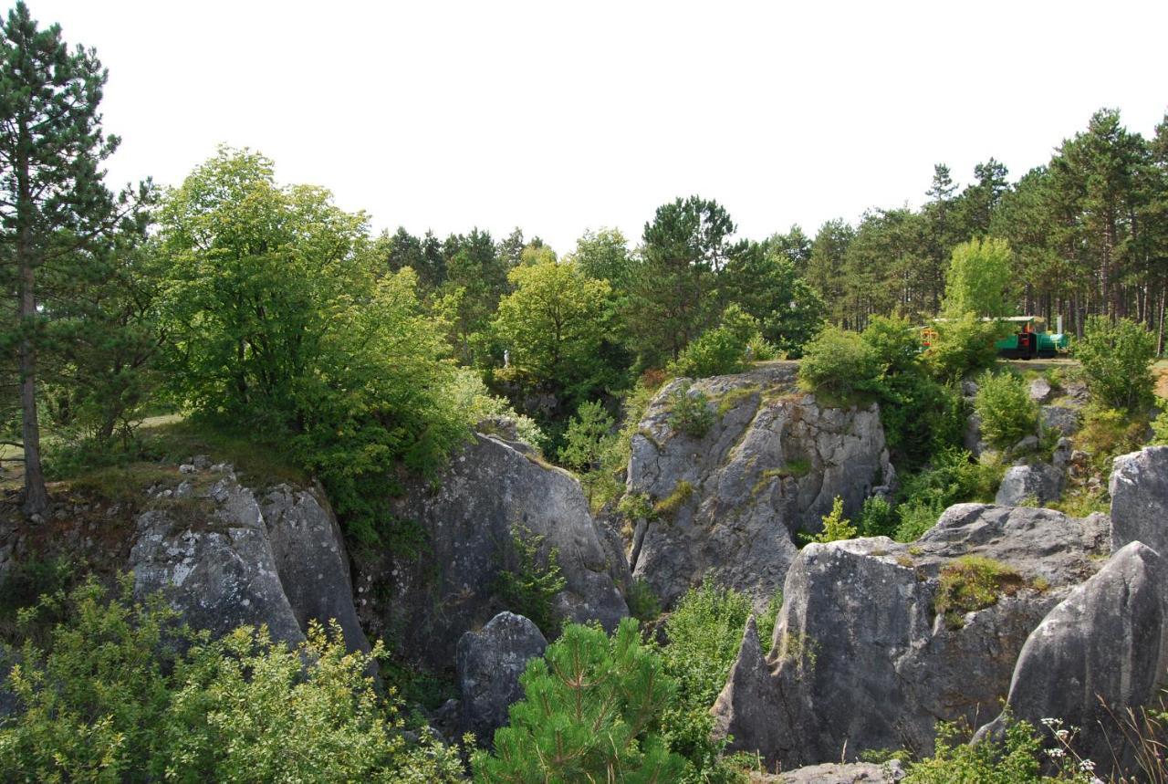 La Roche Trouee - Maison Avec Vue A Nismes Buitenkant foto